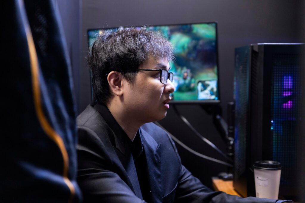 Lily bất ngờ đăng ảnh về SofM giữa đêm khiến cộng đồng VCS dậy sóng